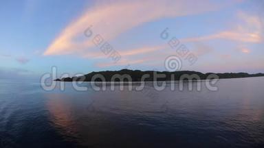 帕劳热带泻湖上空彩云